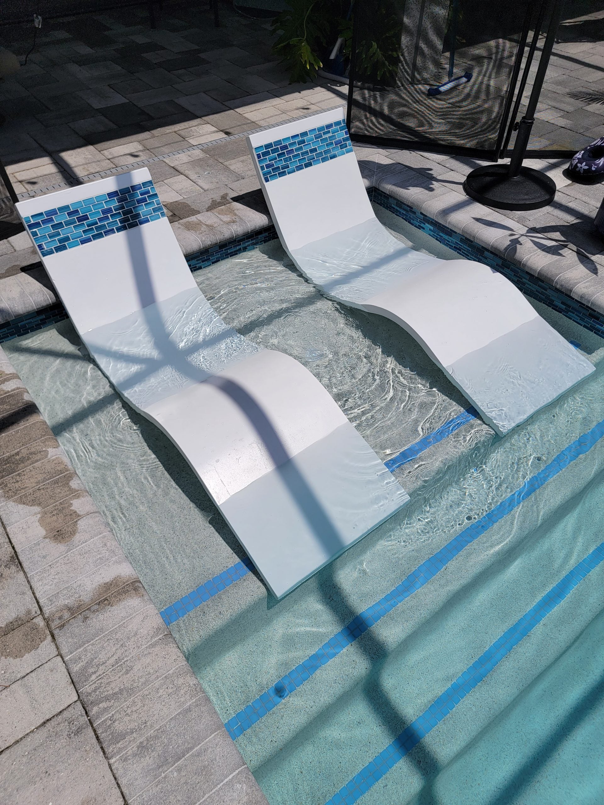 White Sun Shelf Lounger with Blue Glass Tile image 0